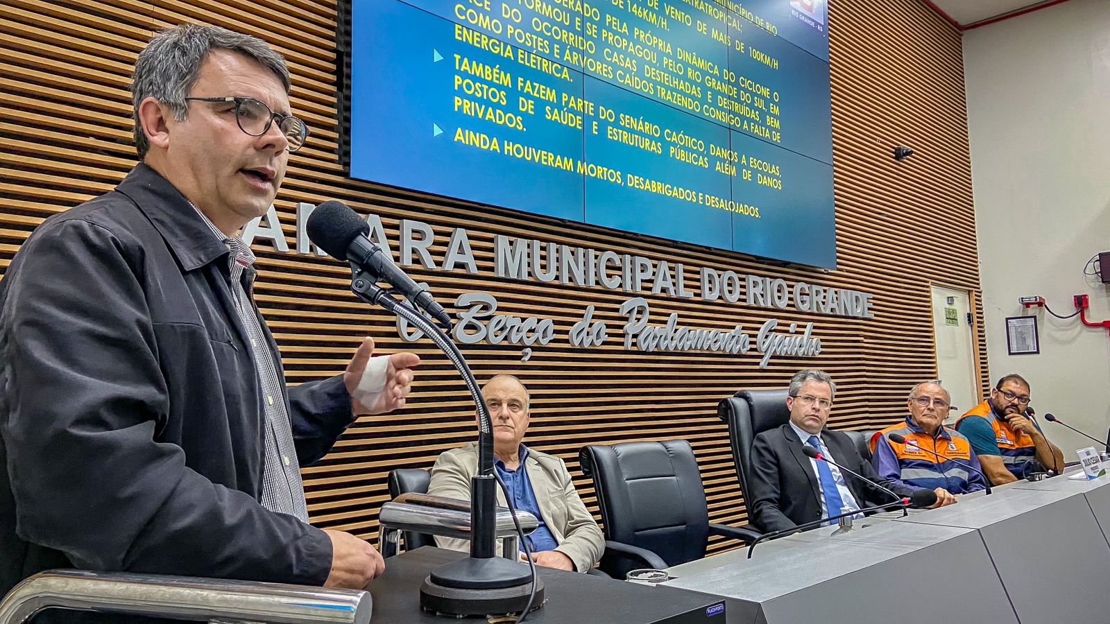  Prefeito Fábio Branco apresenta relatório sobre eventos climáticos que atingiram a cidade 